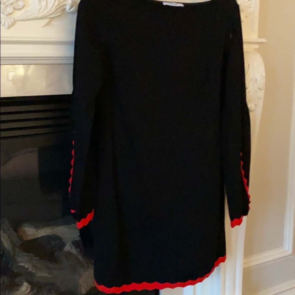 Trendy black dress!